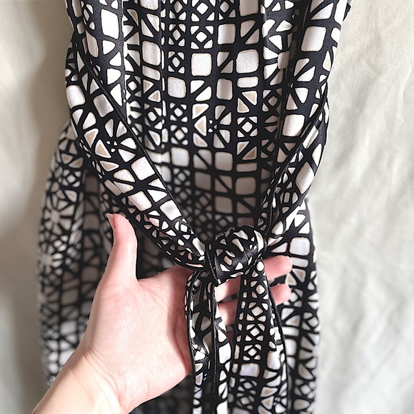 **NWOT** WHITE HOUSE BLACK MARKET, Geometric Pattern Silk Dress w/sash belt - Picture 5 of 11